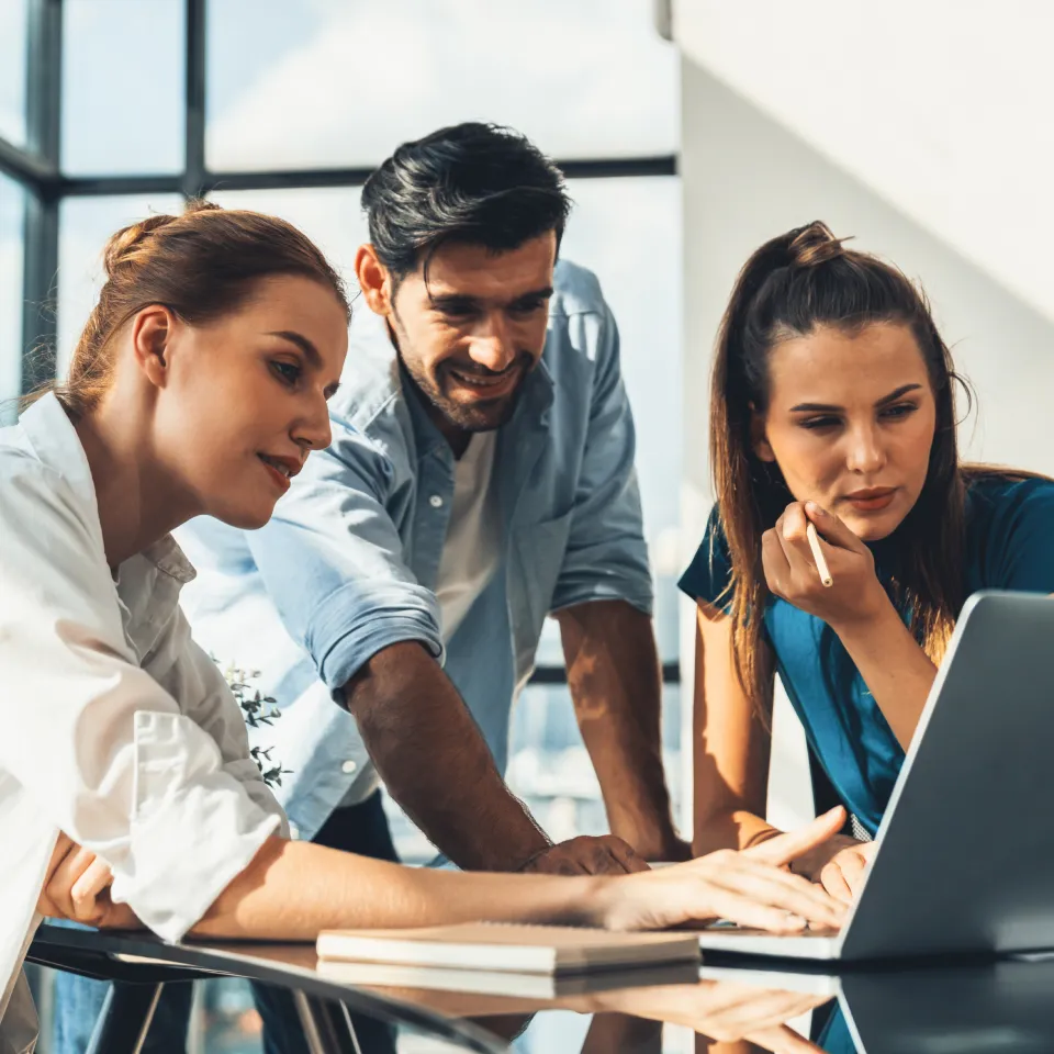 Fotografía de un grupo de graduados del diplomado en marketing digital discutiendo sobre un análisis de comportamiento de los consumidores. 