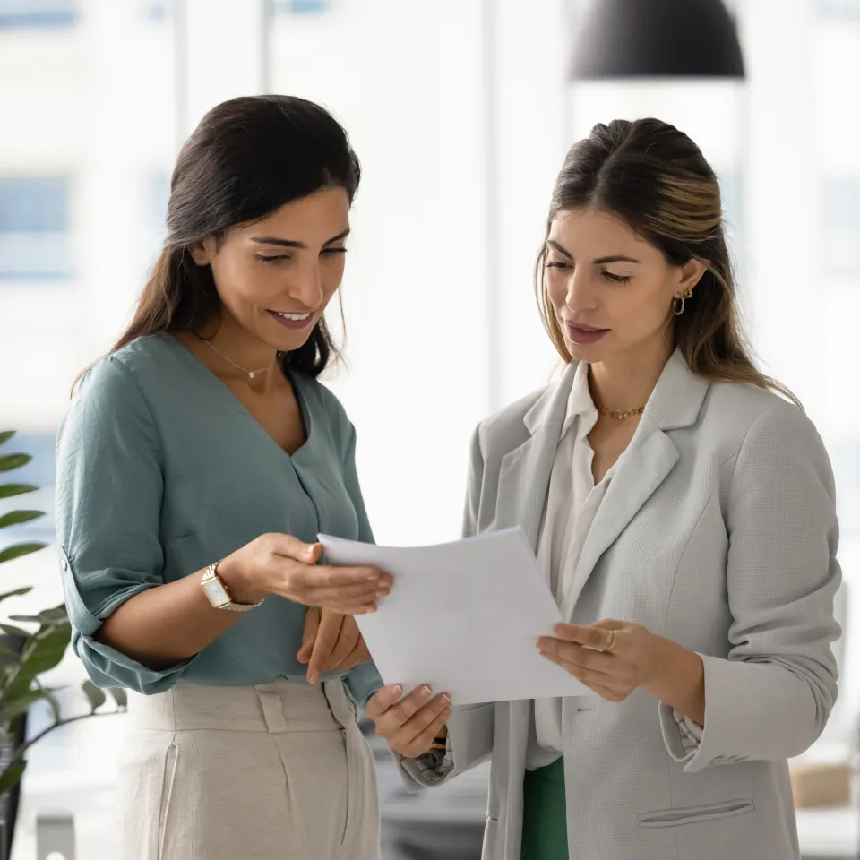 Fotografía de dos graduados de la Especialización en Desarrollo Humano, sentados y discutiendo la mejor estrategia de desarrollo humano y organizacional.